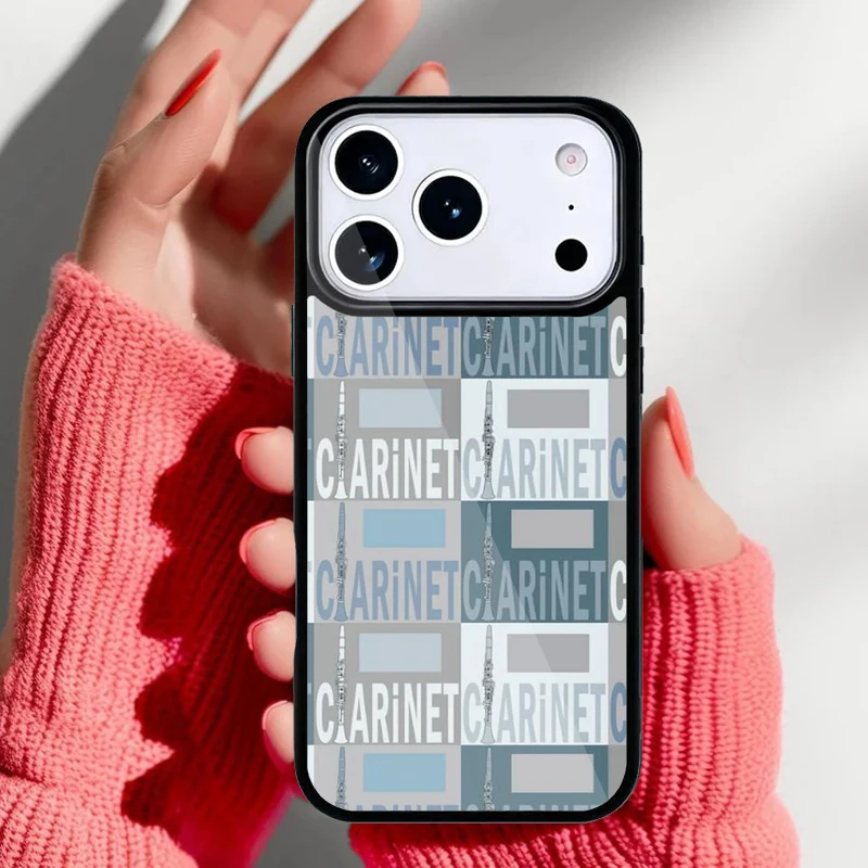 Funda con diseño de clarinete en la parte trasera