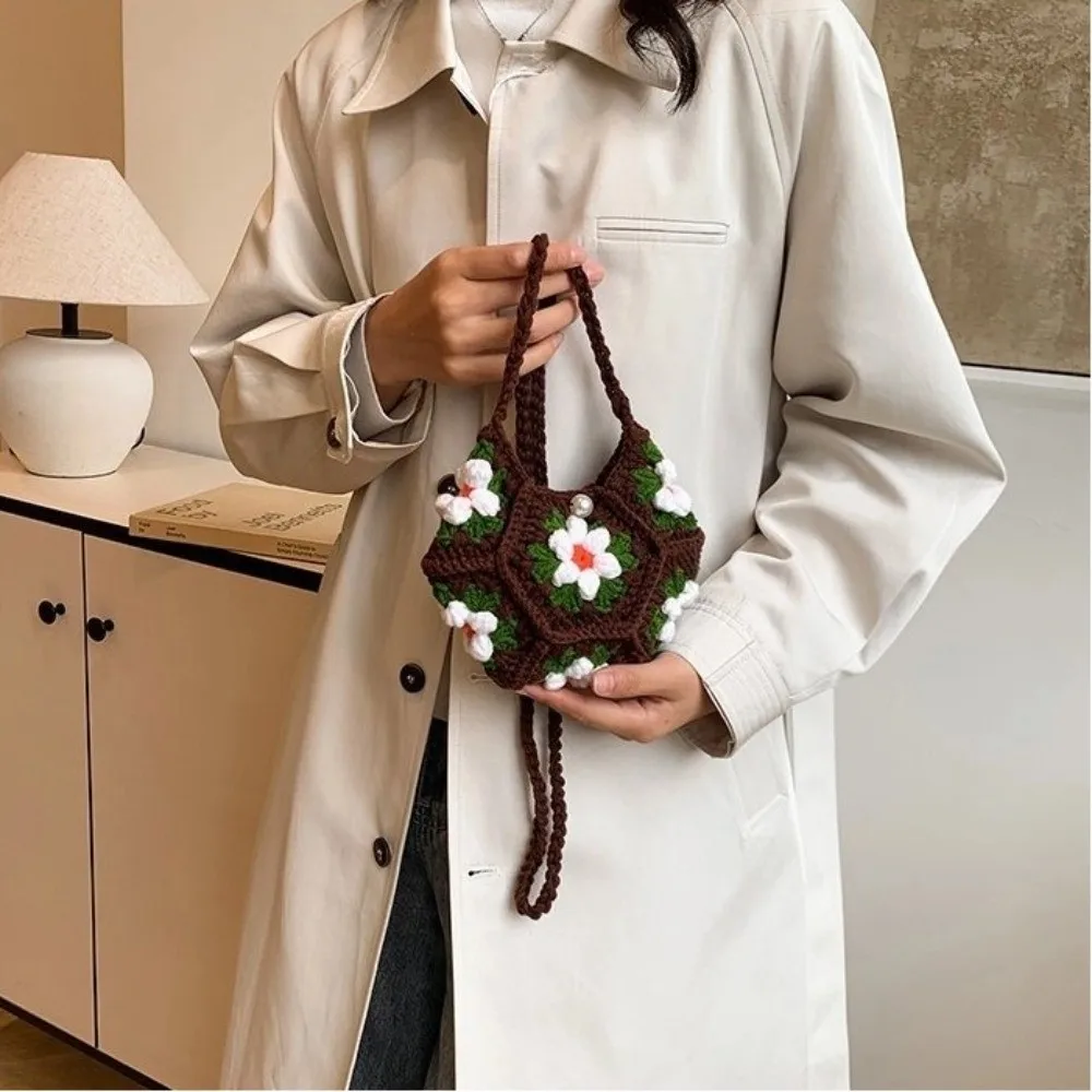 Combinación del bolso tejido con outfit casual