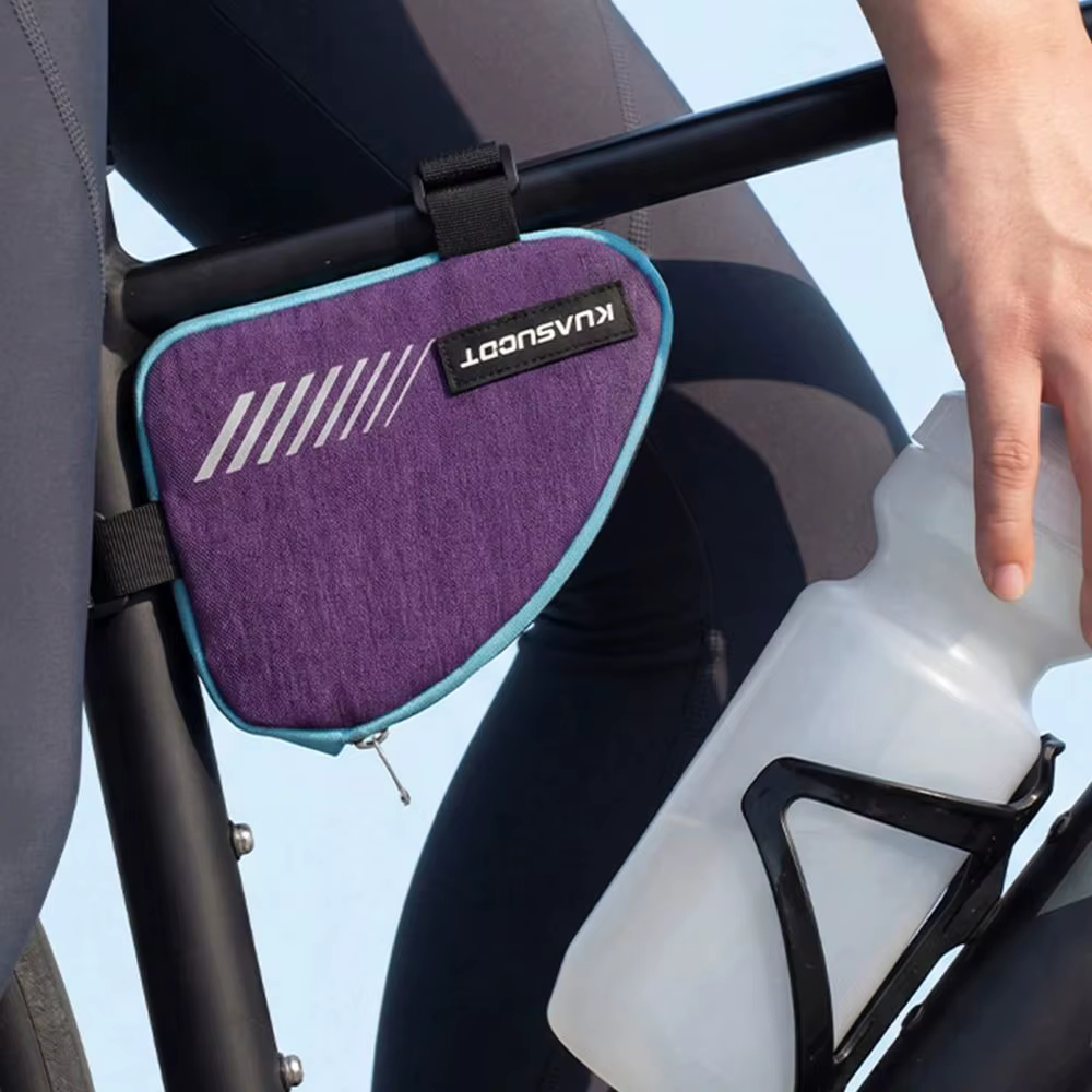 Vista lateral de la bolsa triangular para bicicleta