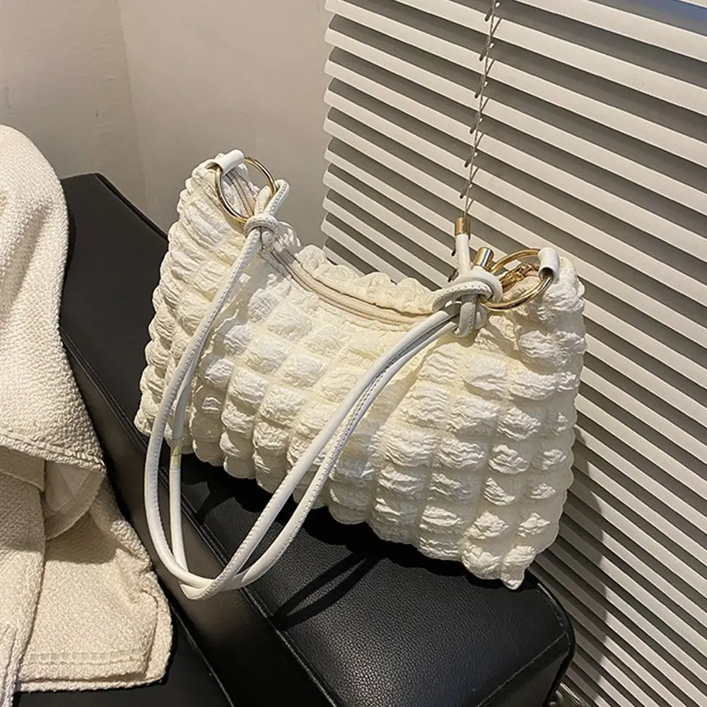 Bolso cruzado en uso casual