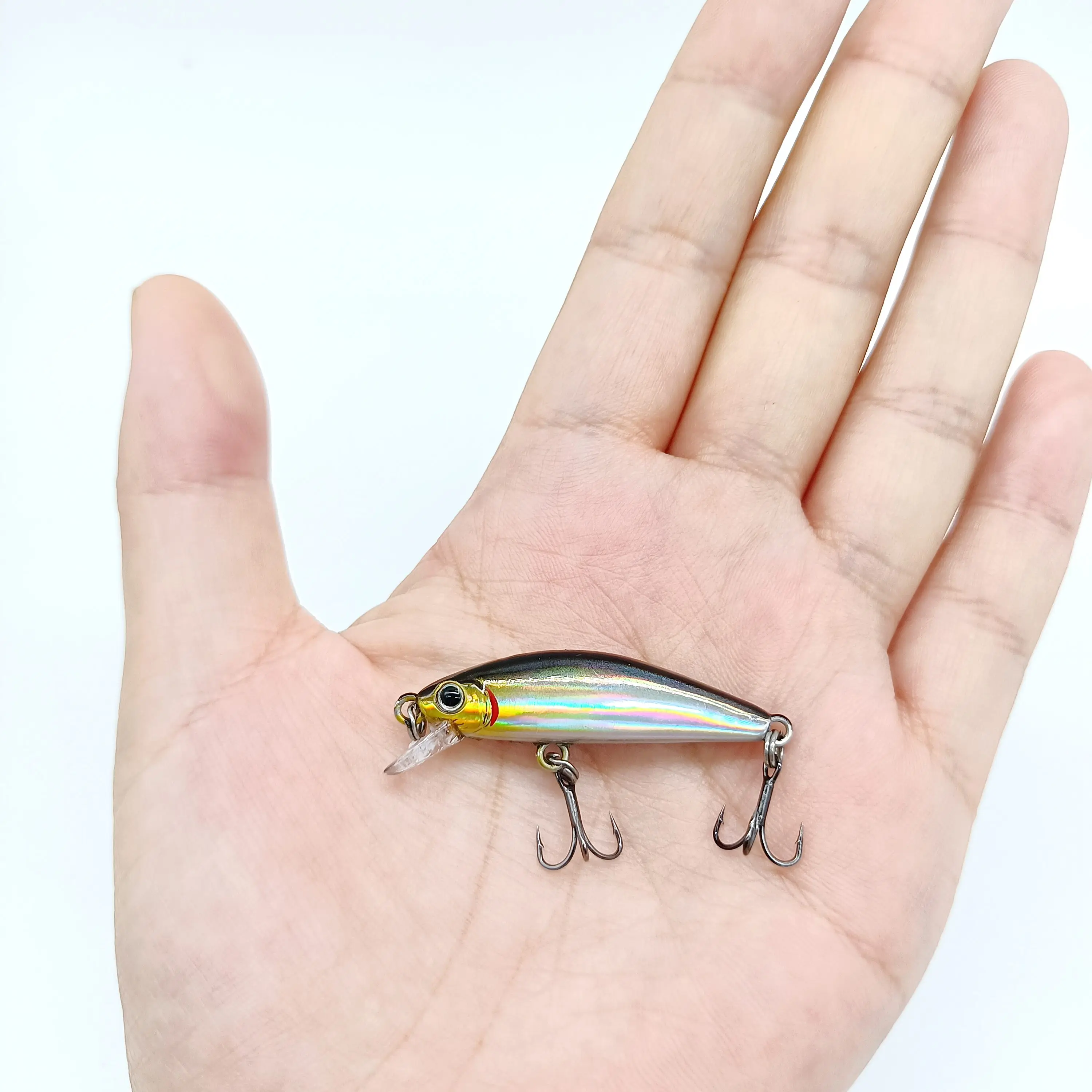 Vista lateral del señuelo mostrando el perfil aerodinámico y anzuelos