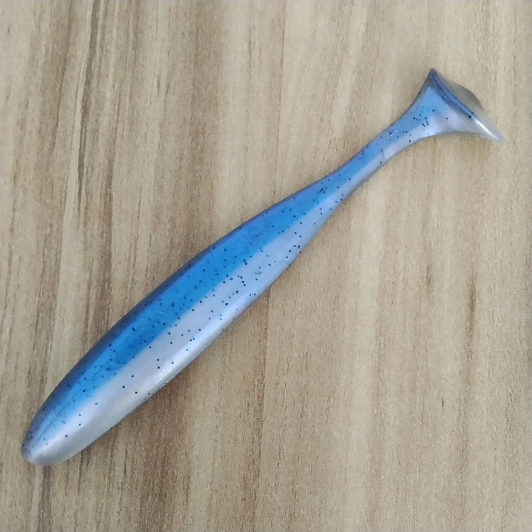 Pescador lanzando el señuelo Swolfy desde la orilla