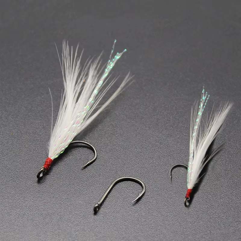 Anzuelos Jig Head curvos con pluma – para señuelos de cuchara pequeños