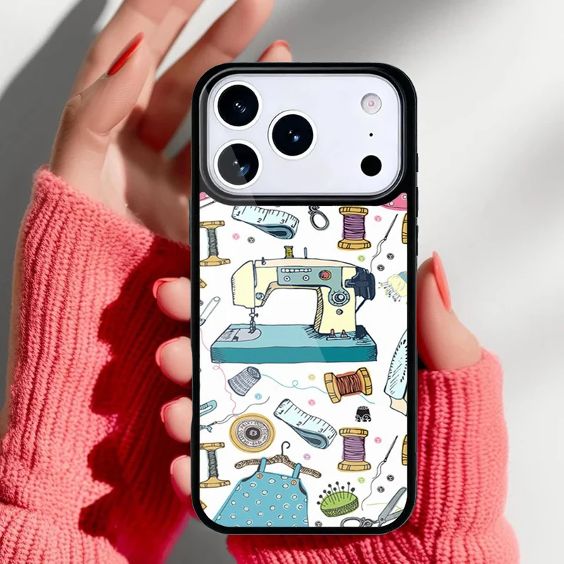 Diseño detallado de la funda mostrando el motivo de máquina de coser