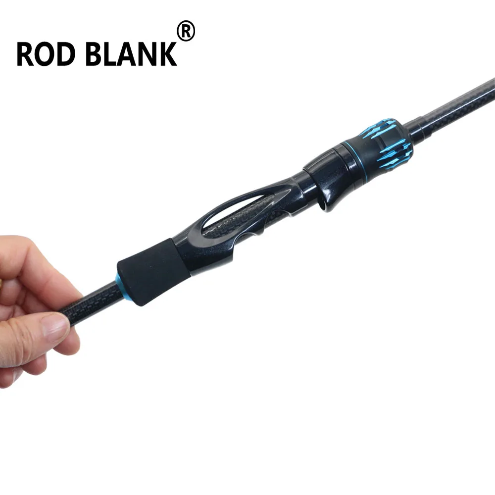 Mano sosteniendo el blank con el empaquetado del kit al fondo