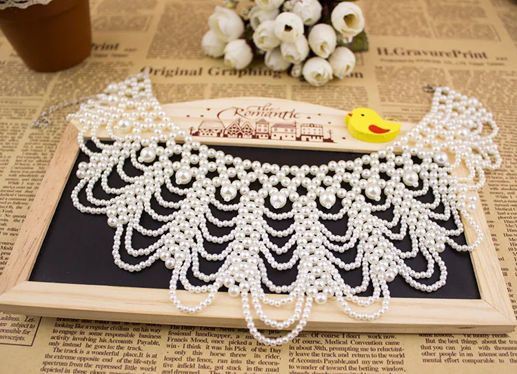 Collar aplicado en escote de vestido