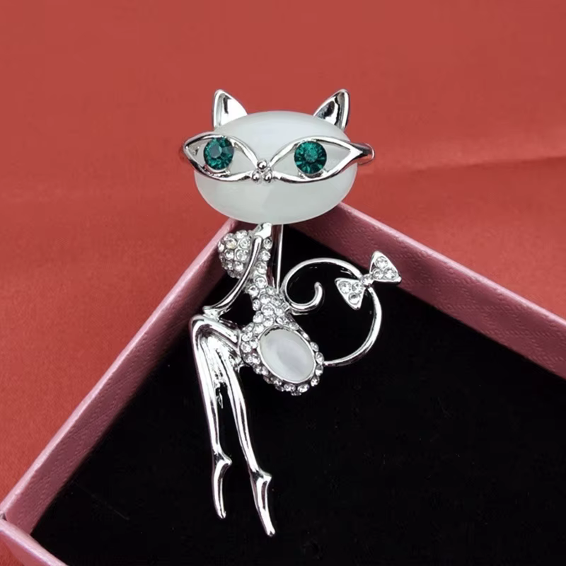 Broche de gatito en ópalo vista frontal