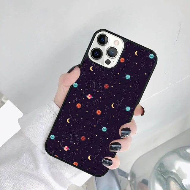 Vista trasera de la funda mostrando el diseño universo