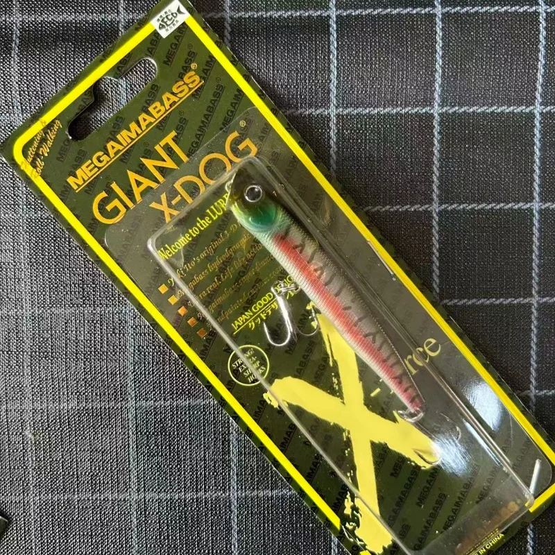 Detalle del señuelo y acabado para pesca en superficie