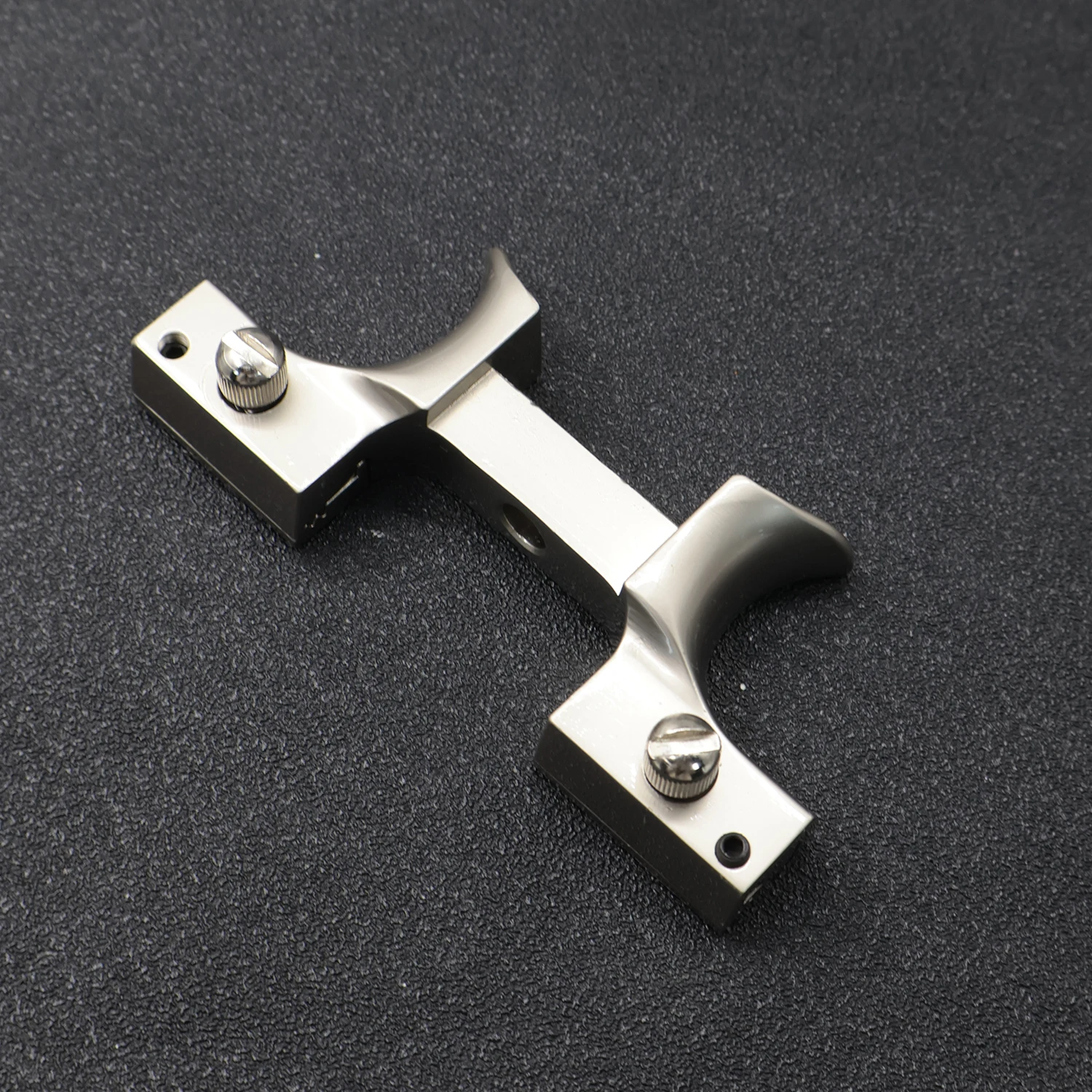 Cabeza de tirachinas de metal con tornillos