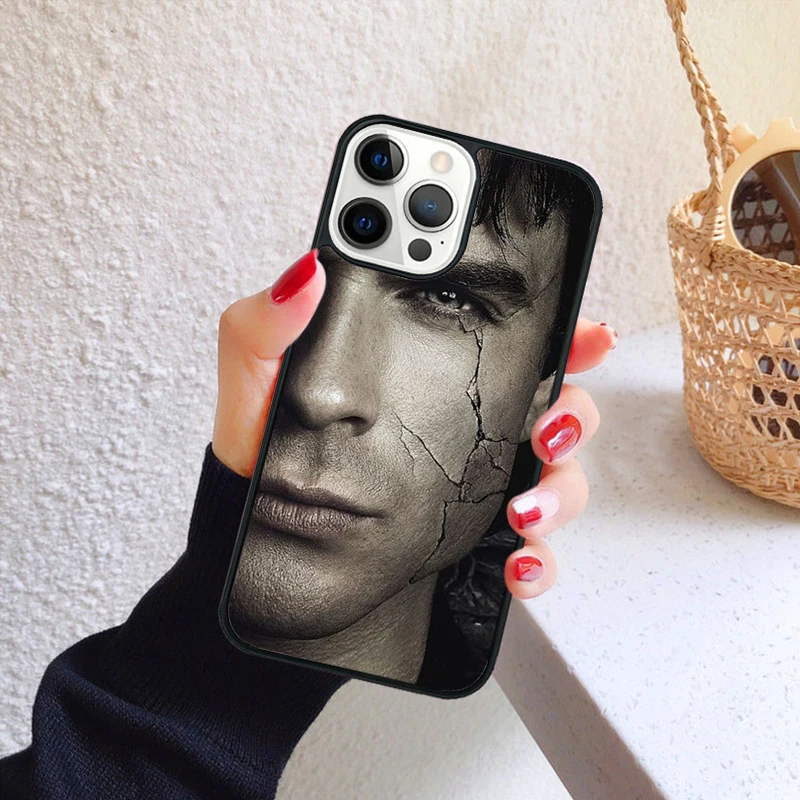 Funda con detalle frontal y estilo Damon Salvatore
