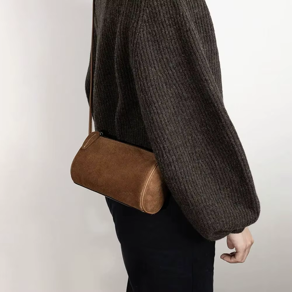 Bolso de gamuza sintética llevado en bandolera