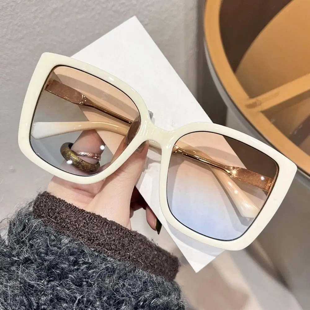 Gafas de sol cuadradas florales para mujer con lentes morado degradado - imagen 3