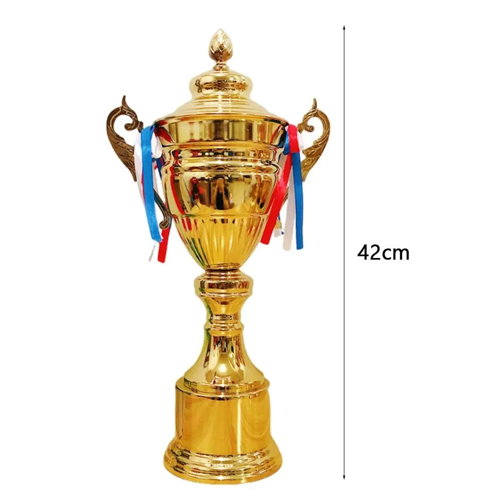 Trofeo con acabado dorado para ceremonias