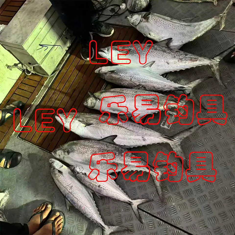 Señuelo jigging con cebo luminoso y anzuelo auxiliar