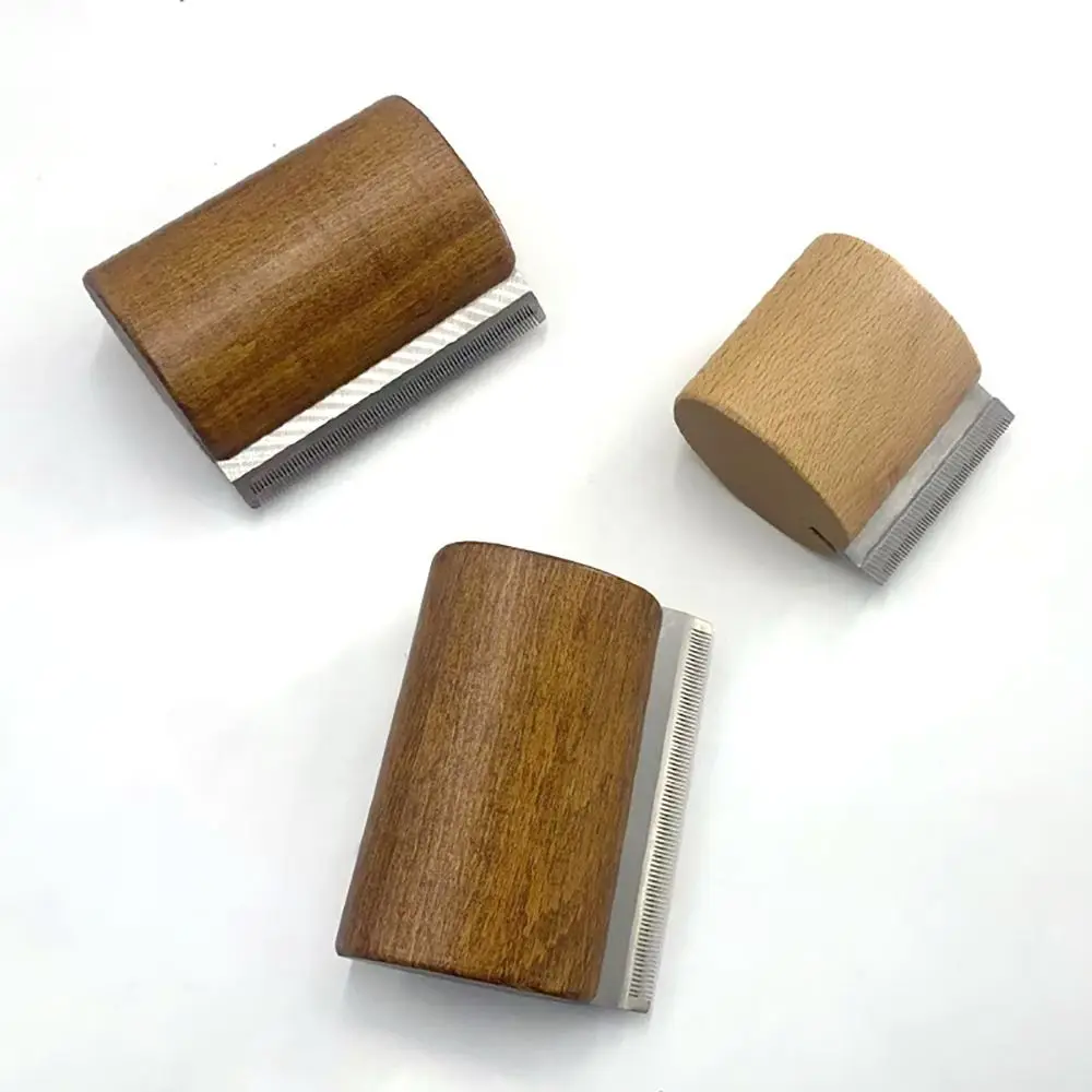 Cepillo para caballo duradero con mango de madera y raspador