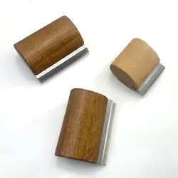 Cepillo para caballo duradero con mango de madera y raspador