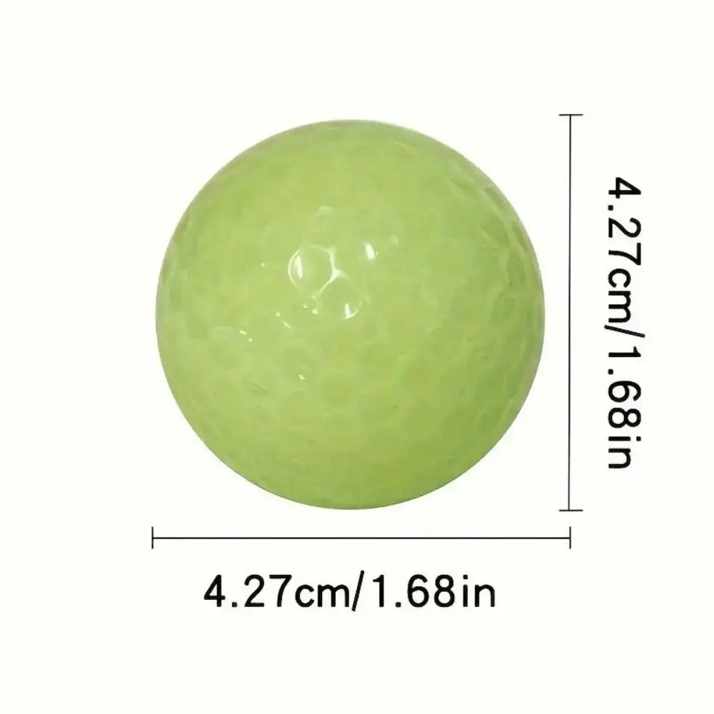 Pelota de golf luminosa en mano mostrando su resplandor