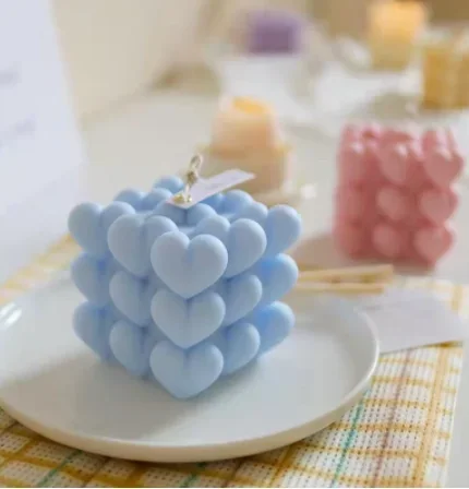 Detalle del molde de silicona para piezas con relieve tipo corazón y formas decorativas