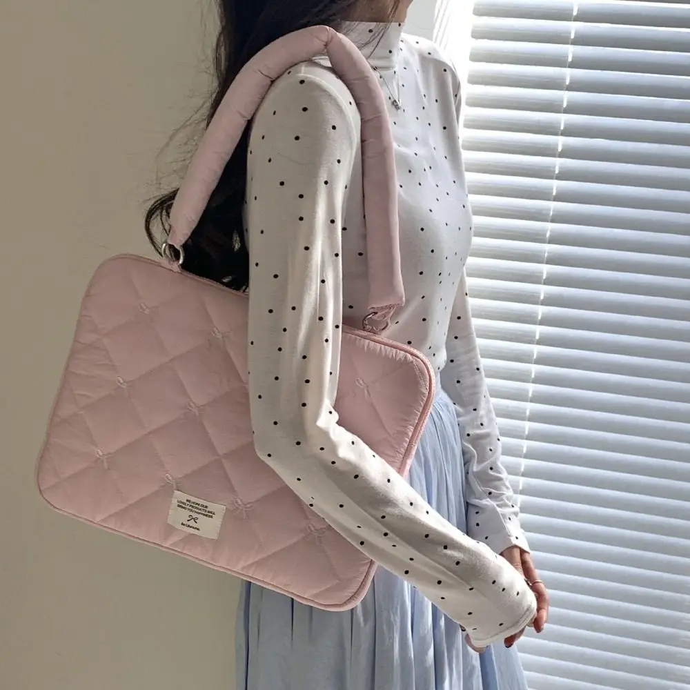 Bolso de hombro para portátil en entorno profesional