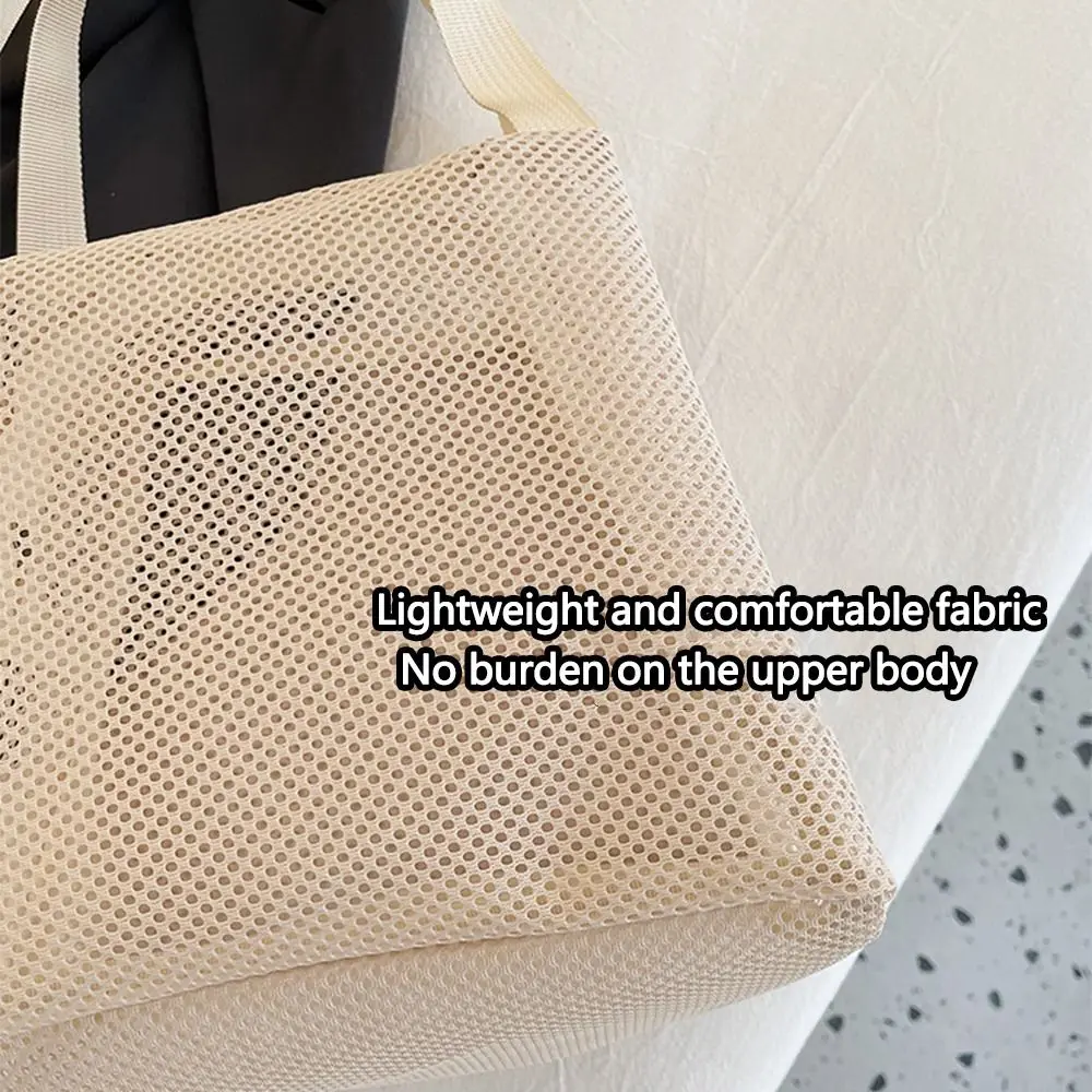 Bolsa de malla usada como organizador de baño