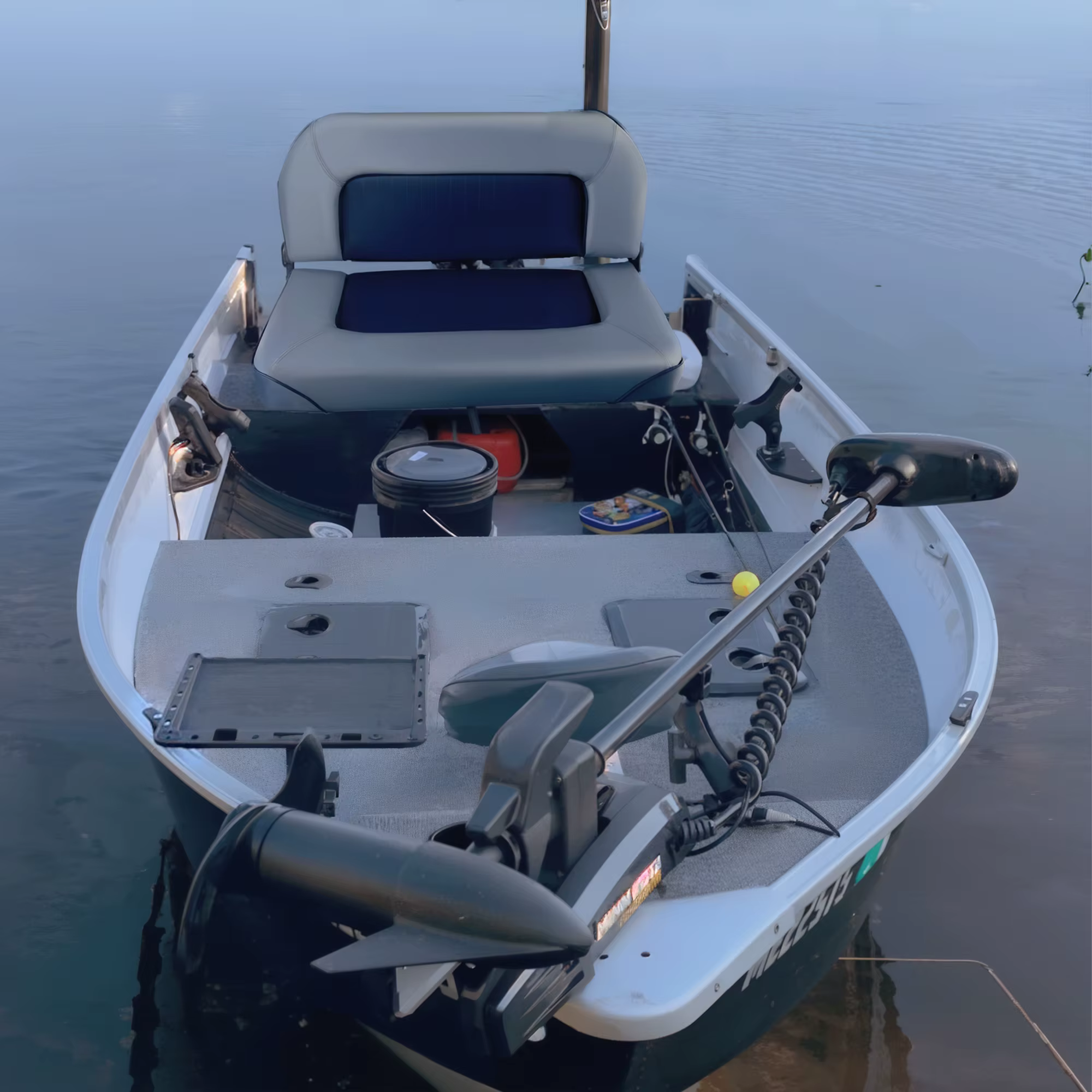 Asiento instalado en una embarcación de pesca mostrando su integración