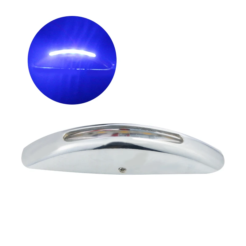 Modos de luz blanco cálido y azul en cabina marina