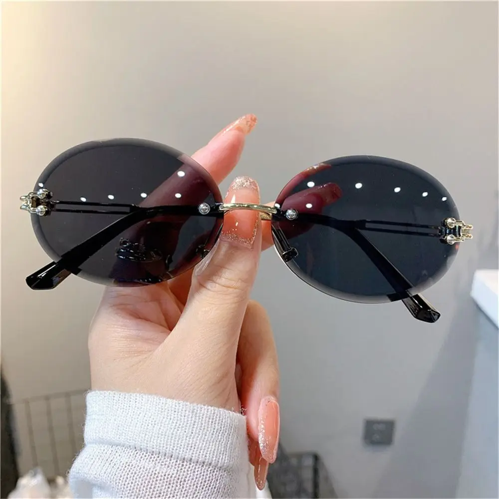Gafas de sol ovaladas metal vintage UV400 sin montura, lente degradado