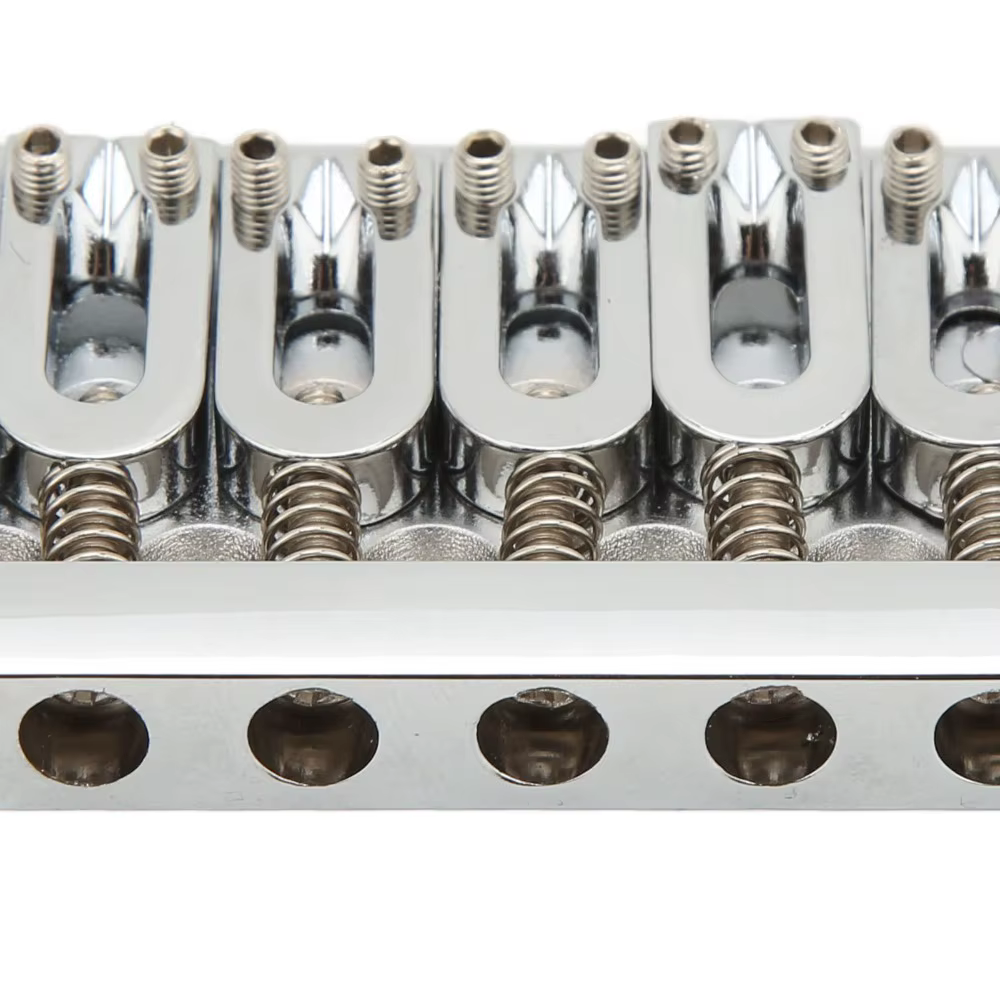 Detalle del encordado inferior del puente de guitarra