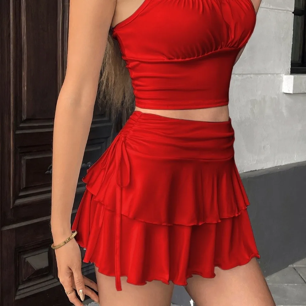 Look con minifalda ajustada y estilo veraniego