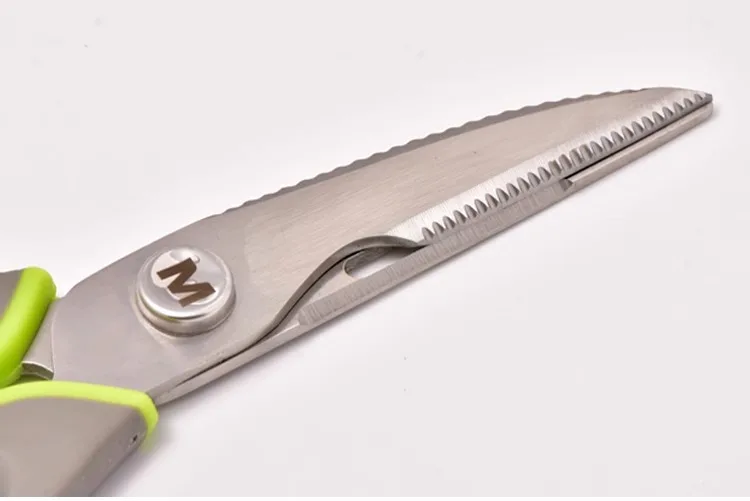 Detalle de la hoja dentada y filo de corte de las tijeras Mustad