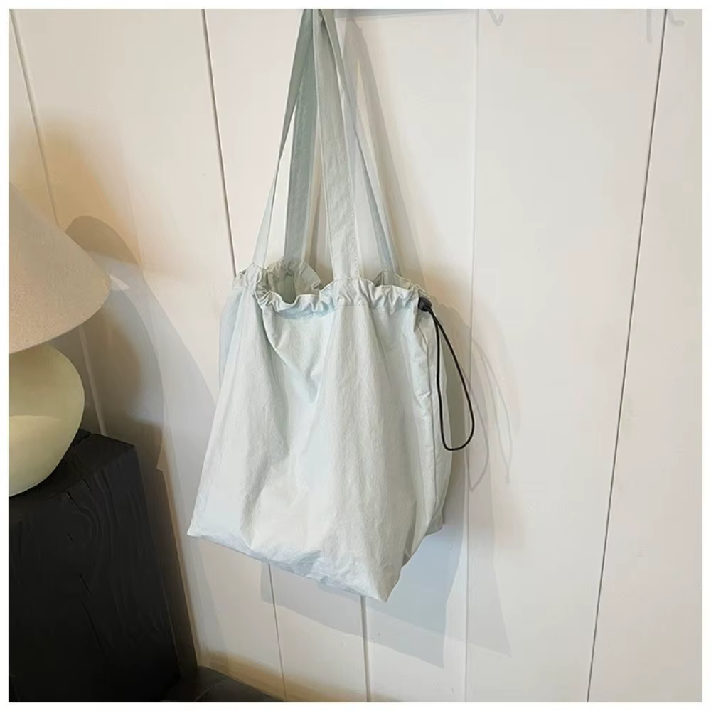 Bolso tipo cubo usado como bandolera