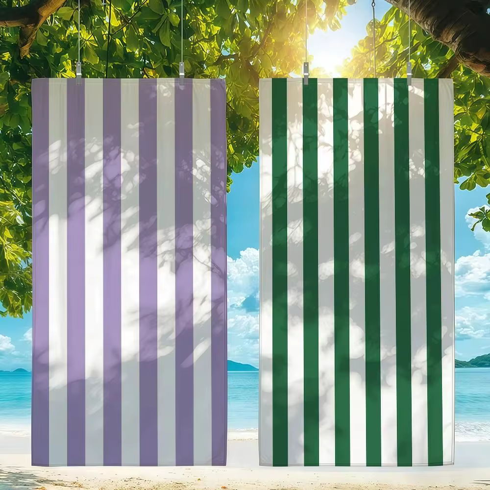 Toalla extendida en ambiente de playa con accesorios de verano