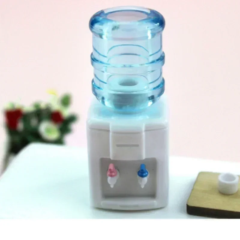 Mini dispensador sobre mesa de cocina en miniatura