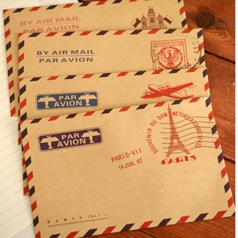 Detalle de los motivos de avión y franqueo en los sobres retro