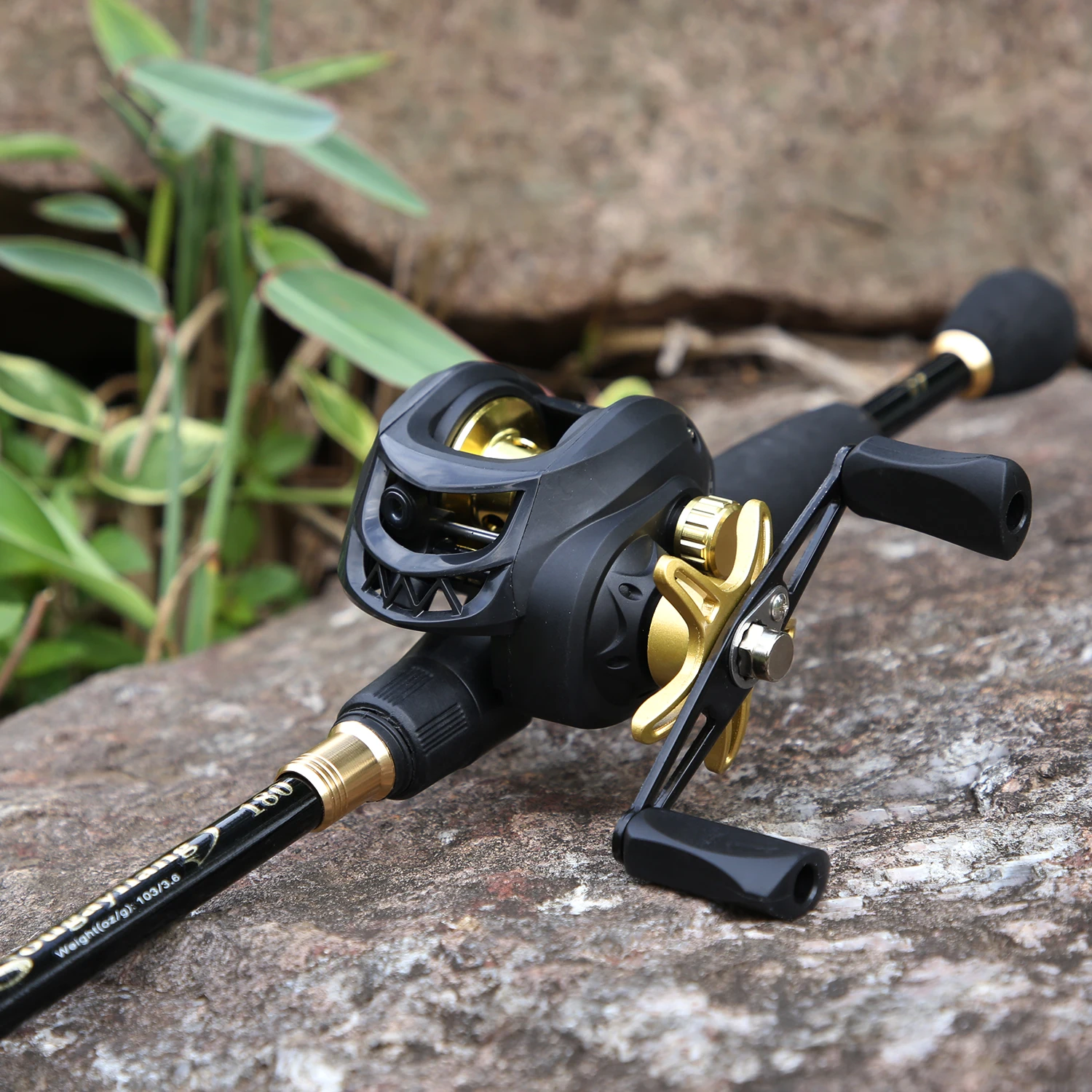 Carrete baitcasting instalado en la caña