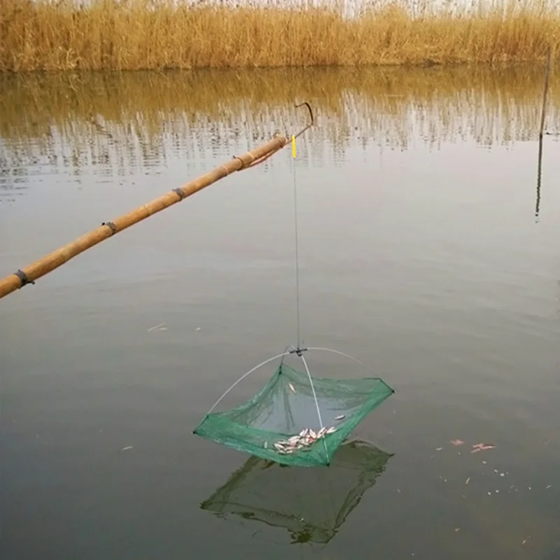 Red de pesca en uso posicionada en el agua
