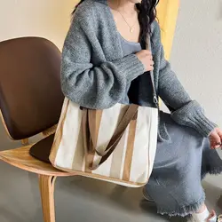 Bolso tote de rayas con correa ajustable y colgante de conejo