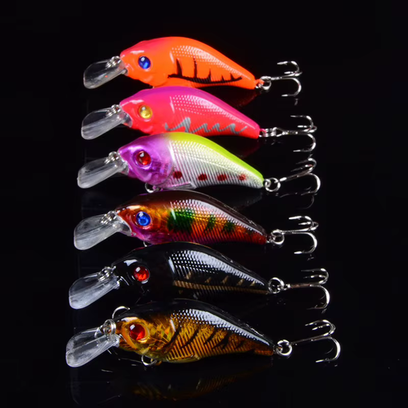 Señuelo VIB 7,5 cm mostrando perfil tipo crankbait y anzuelos