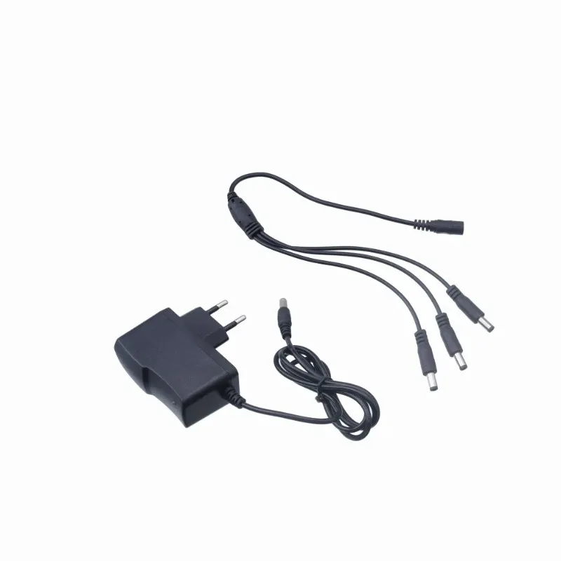 Imagen del cargador USB conectado a una toma de corriente