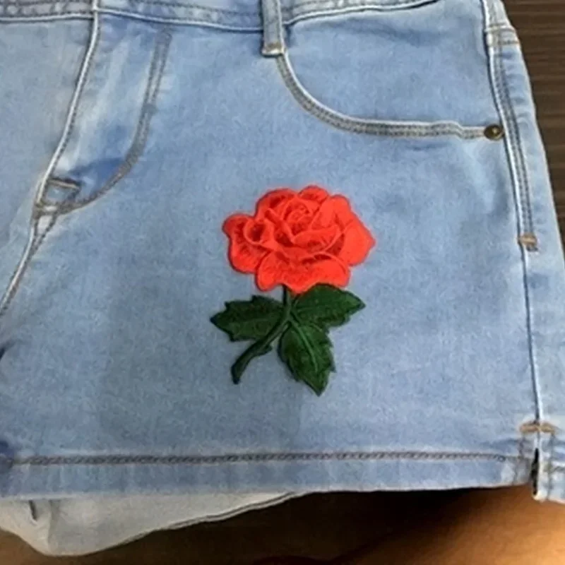 Parche decorativo con rosa y hojas verdes