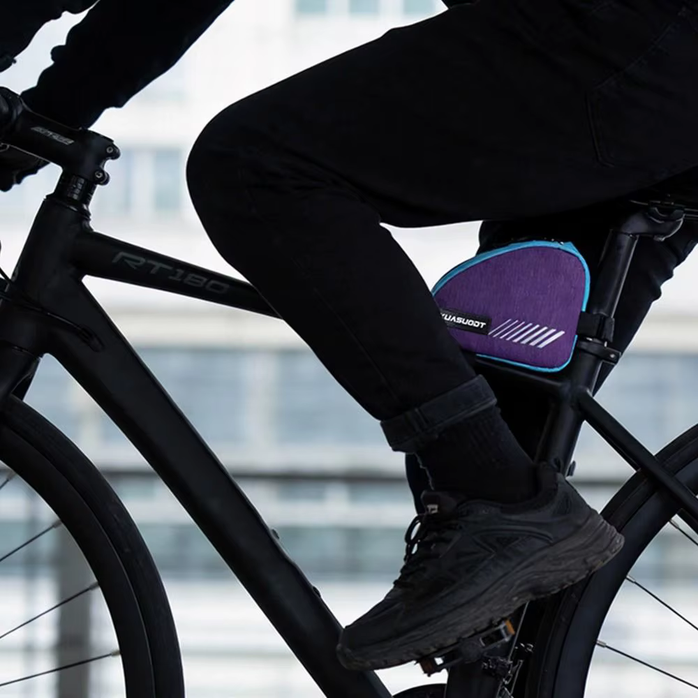Instalación de la bolsa triangular en el cuadro