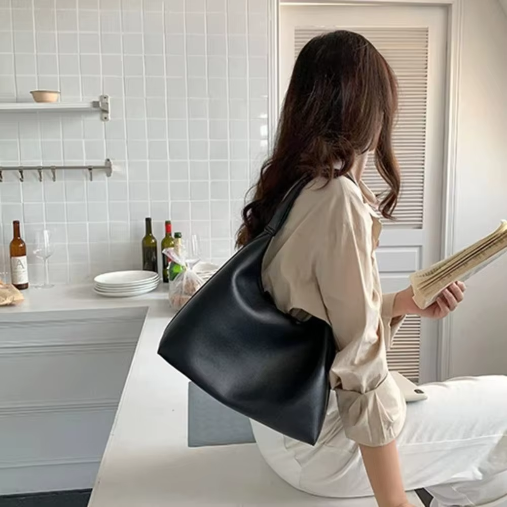 Bolso Hobo de Cuero con Doble Cremallera – Estilo Minimalista