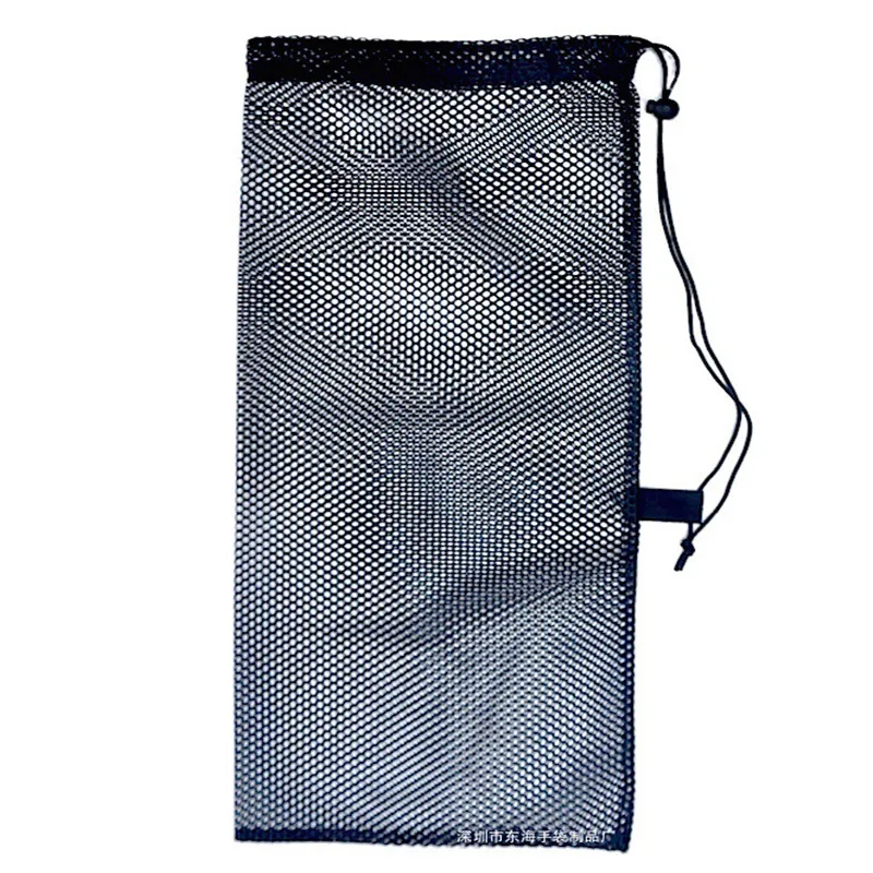 Bolsa de malla usada en exteriores con equipo de camping