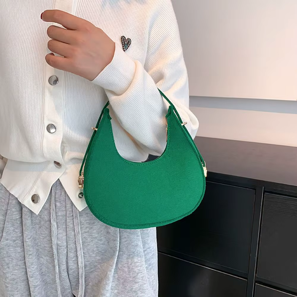 Bolso de hombro fieltro con textura cocodrilo en uso