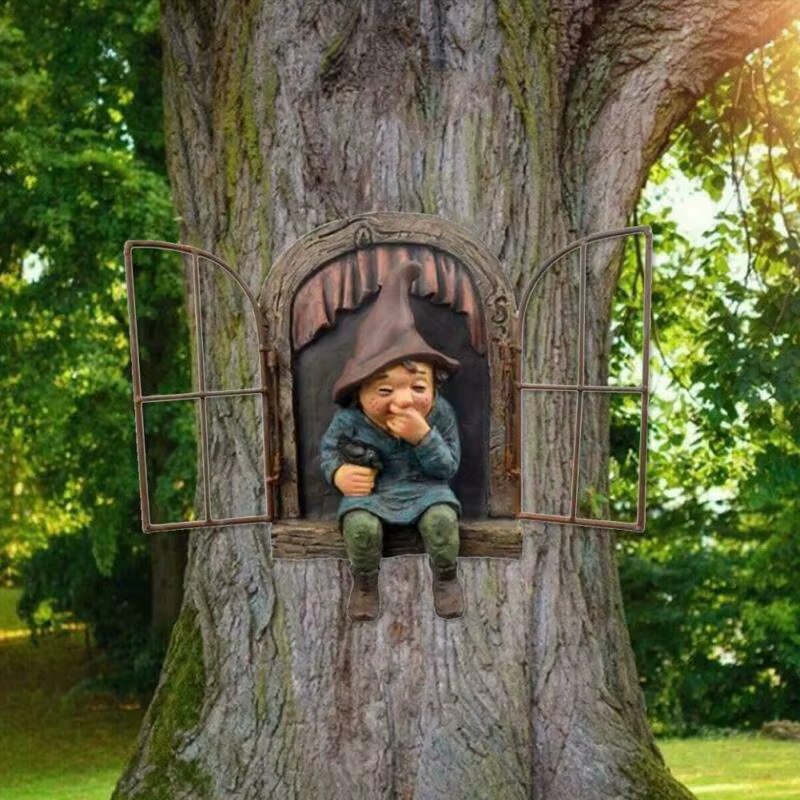 Gnomo de jardín travieso decorativo para exterior – Elfo junto al árbol - imagen 5