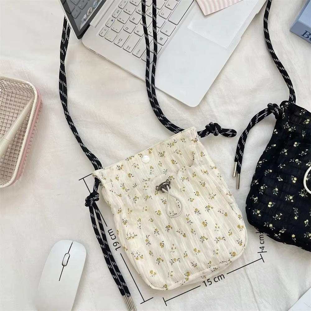 Bolso bandolera informal de lona con cordón visto de frente
