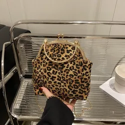 Bolso bandolera elegante con clip, forma de concha y leopardo