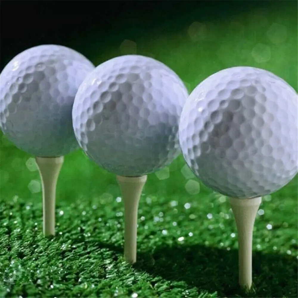 Pelota de golf de aire suave junto a equipo de práctica