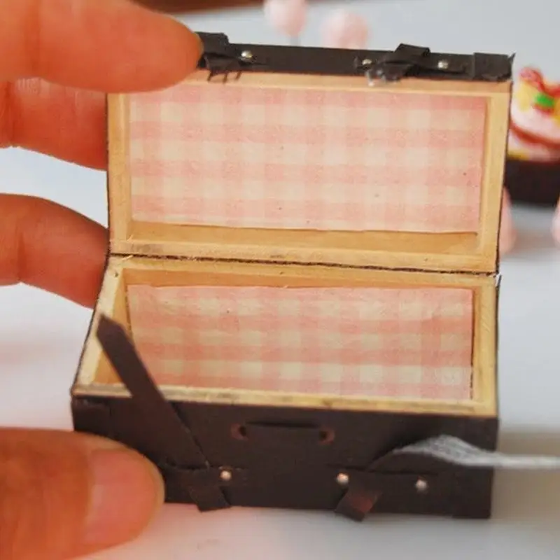 Maleta de madera y cuero vintage en miniatura
